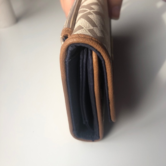 Tommy Hilfiger Beige Wallet - Picture 8 of 8